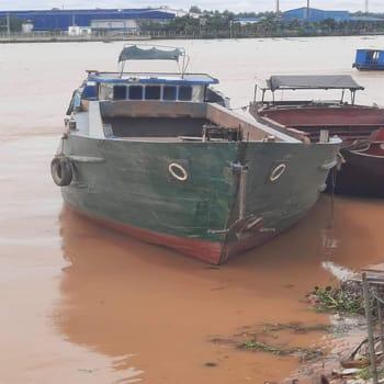 Cần bán xà lan 300t